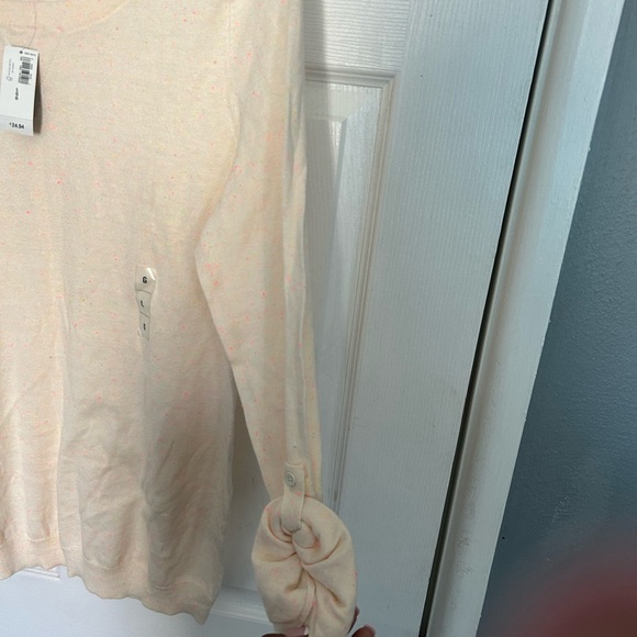 Beautiful lightweight sweater from Old Navy size large - Picture 4 of 9